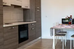 Cucina completa e attrezzata per gli ospiti - Appartamento vista giardino