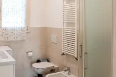 Bagno moderno con box doccia e sanitari sospesi - Apartment Conte